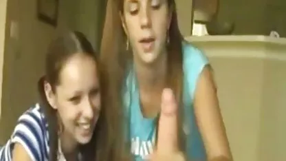 La hermosa tetona xxx rubia se resbala en el suelo como una gatita insaciable y sexy.