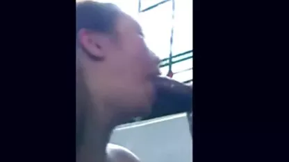 Tetona, xxx tetas medianas zorra pelirroja chupa una verga enorme
