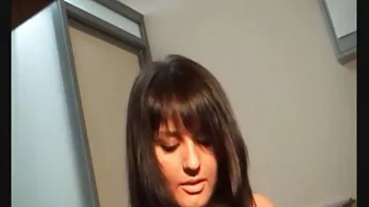 Ponga al bebé videos lesbianas tetas grandes en el sofá y le lamió su dulce coño.