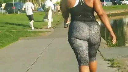 Las perras se lamieron la una a la otra y corrieron a la habitación con el tipo que en el sofá estaba sacudiendo su gruesa polla para que las planteen para la mayoría de los huevos. mujeres nalgonas y tetonas