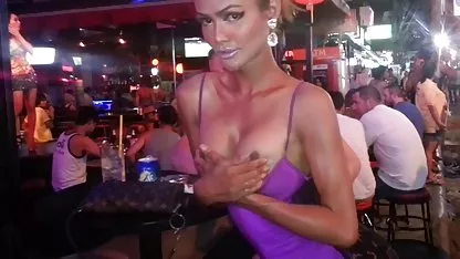 La perra tiene una garganta viejas tetonas xxx real que traga pollas largas.