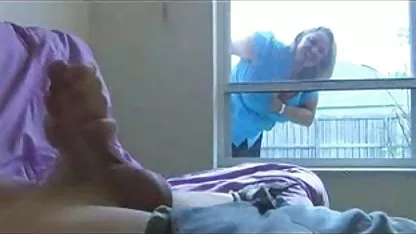 Dos nenas bonitas follan en anal cogiendo una tetona con sexy hunk