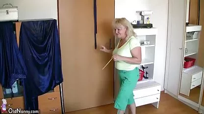 Dos jóvenes mejores amigos xxxx tetas protagonizaron un trío anal con un hombre guapo