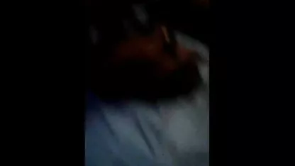 El bebé lujurioso se sienta en un miembro elástico y gime en voz alta con cada serviporno tetas grandes penetración