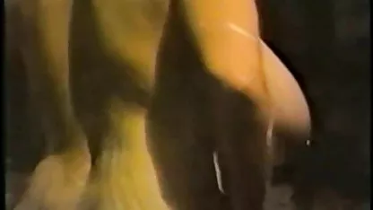La morena Zoey Monroe se folla anal con tetotas grandotas los dedos y se desliza sobre la polla