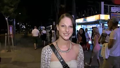 Chick apasionado con grandes tetas videos de tetas enormes colgantes chupa deliciosamente dick