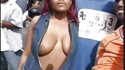 Drocher joven preocupado folla a su vecina tetona y jugosa en anal. Pero antes de viejas super tetonas eso, el maldito le enseña a lamer adecuadamente los mimos.