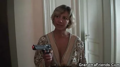 Morena de culo grande con muslos empinados se la follan y le chupa la polla a su novio chichonas blancas