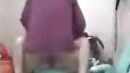Rubia en bragas transparentes frota su culo en una polla gruesa, la chupa y expone su culo jugoso para la lubricación anal tetas grandes con esperma