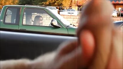 Dos chicas calientes, gemelas se burlaron de un chico, y luego tomaron su baúl chichonas grandes y comenzaron a lamerlo. Y después de la succión, a su vez, le dieron sus cortes para follar y los tres obtuvieron satisfacción sexual.