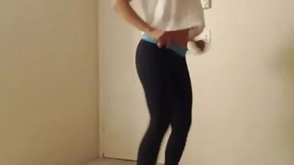 Guy tetas grandes ricas está follando a la sexy rubia Alina en lencería rosa en la terraza