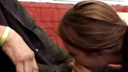 No muy joven, pero todavía seductora y hermosa morena está pasando una agradable hora en los cálidos abrazos de su colegiala tetona xxx amante secreto, habiendo logrado chupar su polla gorda en tan poco tiempo