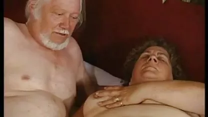 Dos morenas sexy despues de una tetas de chicas jovenes pelea en el piso trio