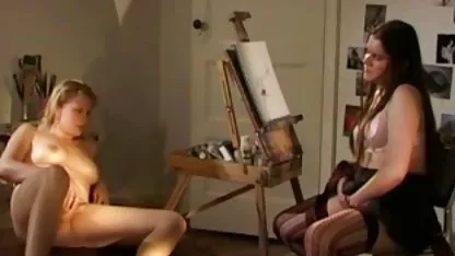 Dos perras geniales mujeres tetonas y peludas protagonizaron una orgía de sexo.