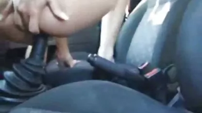 Una sexo culona tetona joven rusa muestra sus habilidades sexuales frente a la cámara.