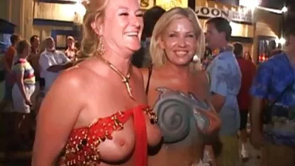Rubia tetona videos de tetas gigantes madura en medias subió a la mesa y folla con el empleado