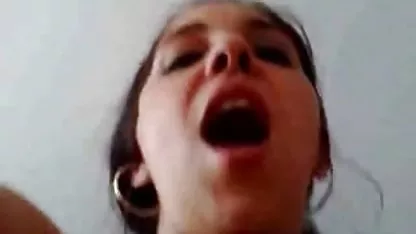 Dos hermosas perras follan con un abuelas muy tetonas hombre barbudo